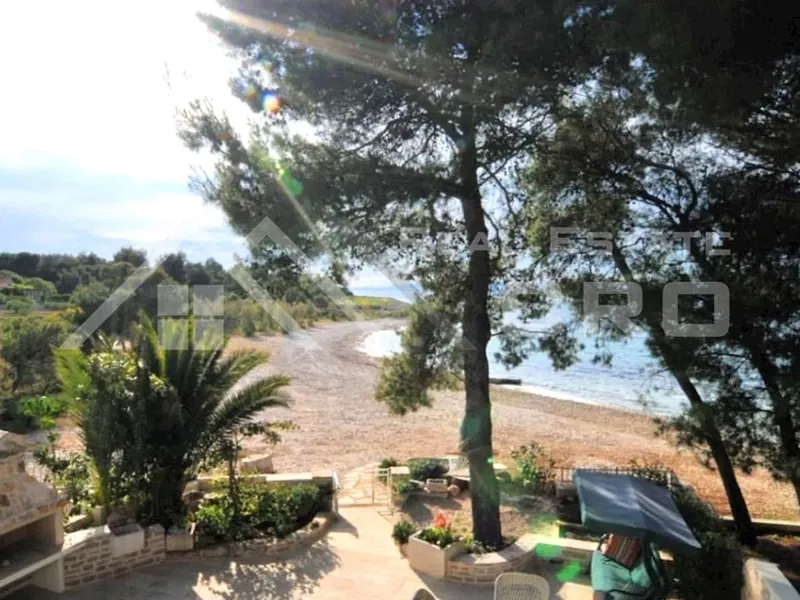 Immobili Brač – Casa bifamiliare con piscina in posizione privata, subito sopra la spiaggia, in vendita – 2