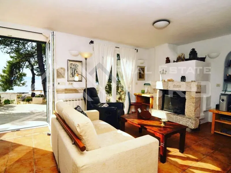 Immobili Brač – Casa bifamiliare con piscina in posizione privata, subito sopra la spiaggia, in vendita – 3