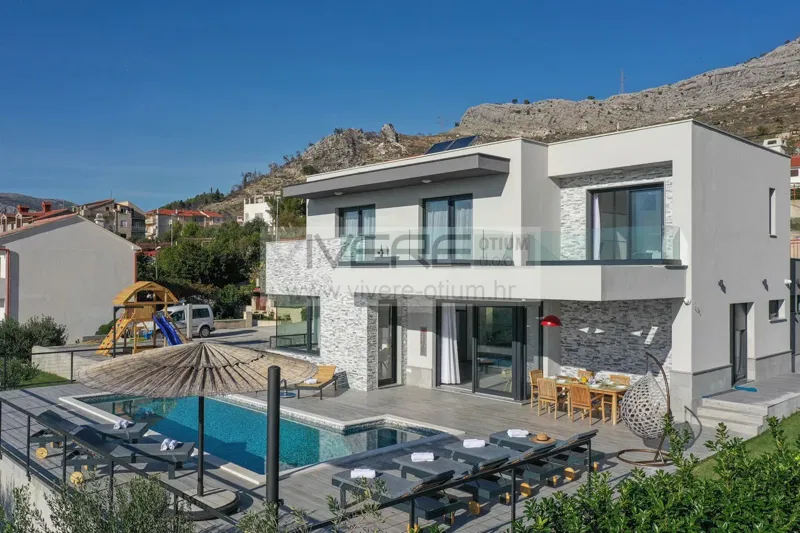 High-value designer estate with clear architecture – 2