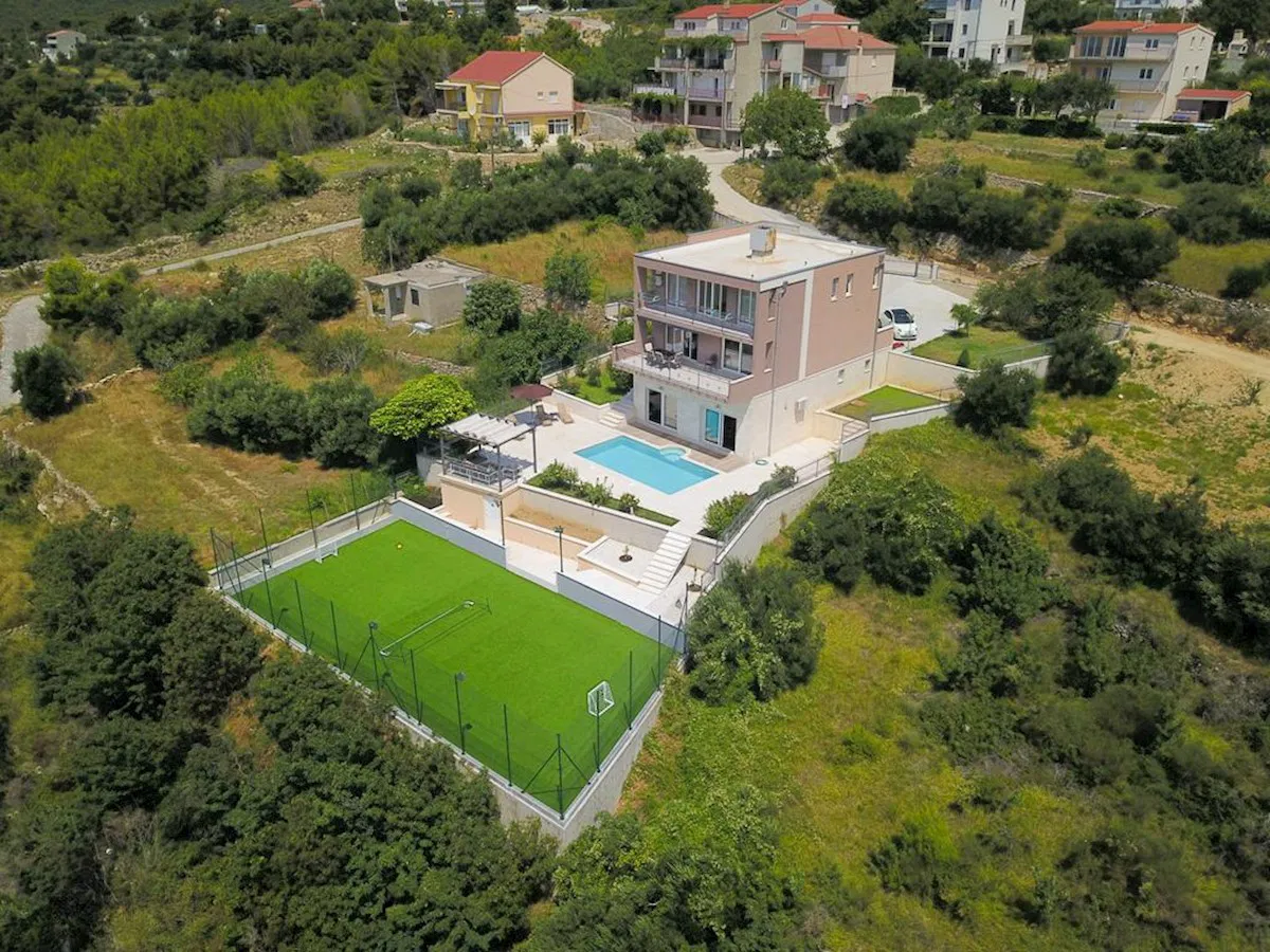 *** Vila iznad Splita s panoramskim pogledom, 335 m2 ***