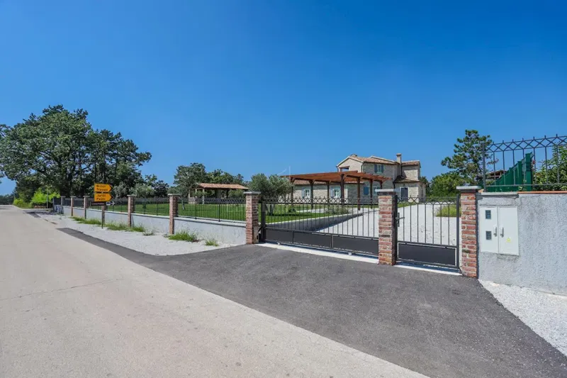SURROUNDINGS OF TINJAN !!! Large detached villa with 4 bedrooms, ideal for rent – 3