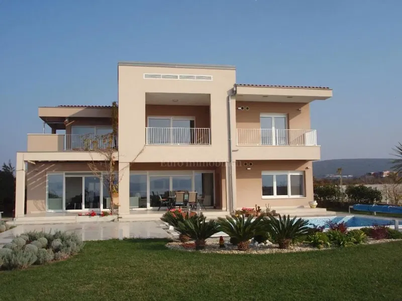 Villa in the first row to the sea – 2