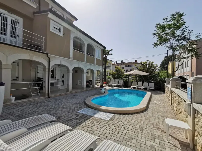 Palazzina con 10 appartamenti, una piscina e un ampio giardino! – 2