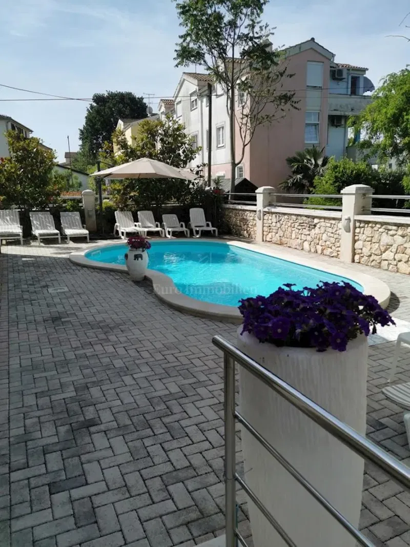 Palazzina con 10 appartamenti, una piscina e un ampio giardino! – 3