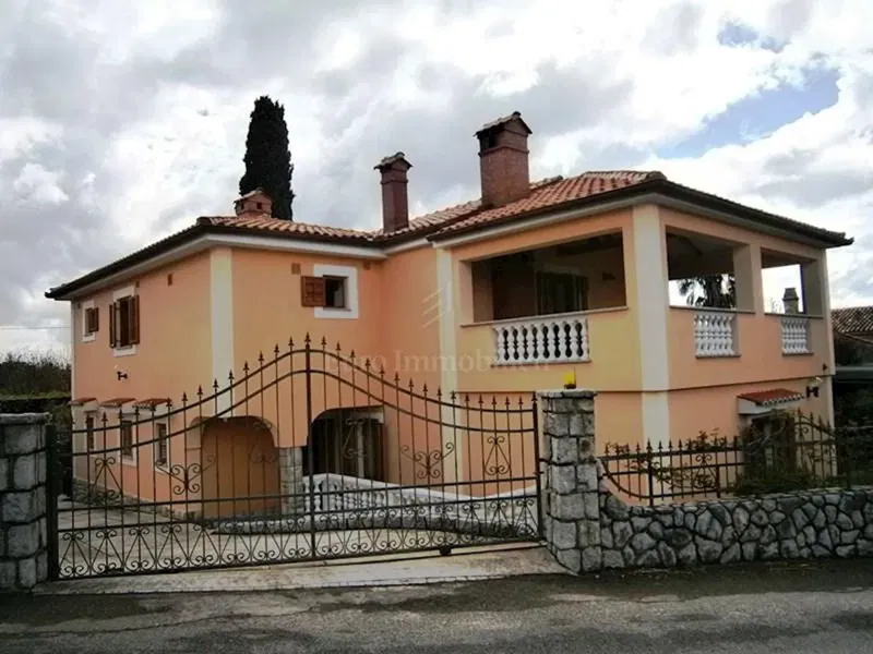 Casa arredata moderna con un grande giardino – 2