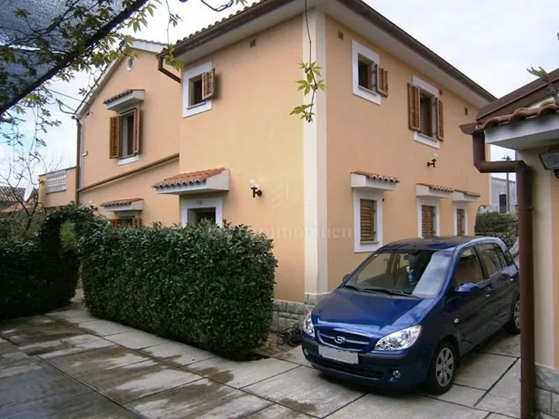 Casa arredata moderna con un grande giardino – 3