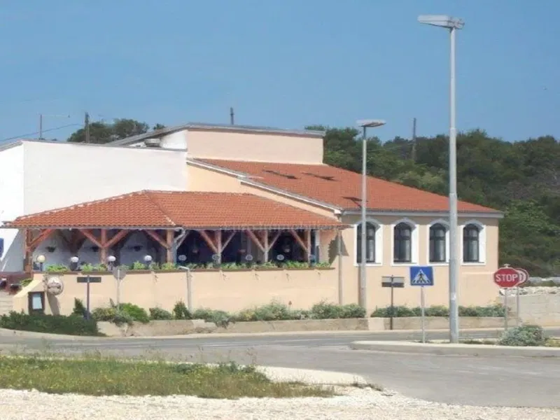 Well-established restaurant first row to the sea – 2