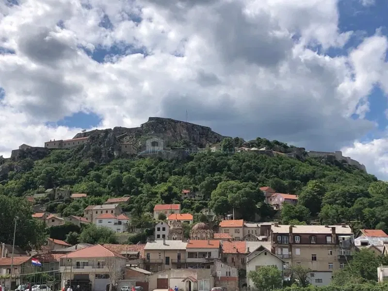 Knin - obiteljska kuća na prodaju