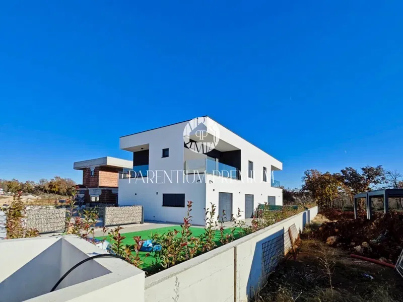 Semi-detached house with pool – 2