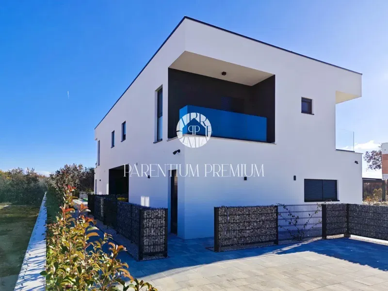 Semi-detached house with pool – 3