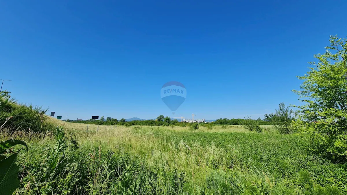 ZAPREŠIĆ, građevinsko zemljište poslovne namjene od 4240 m2