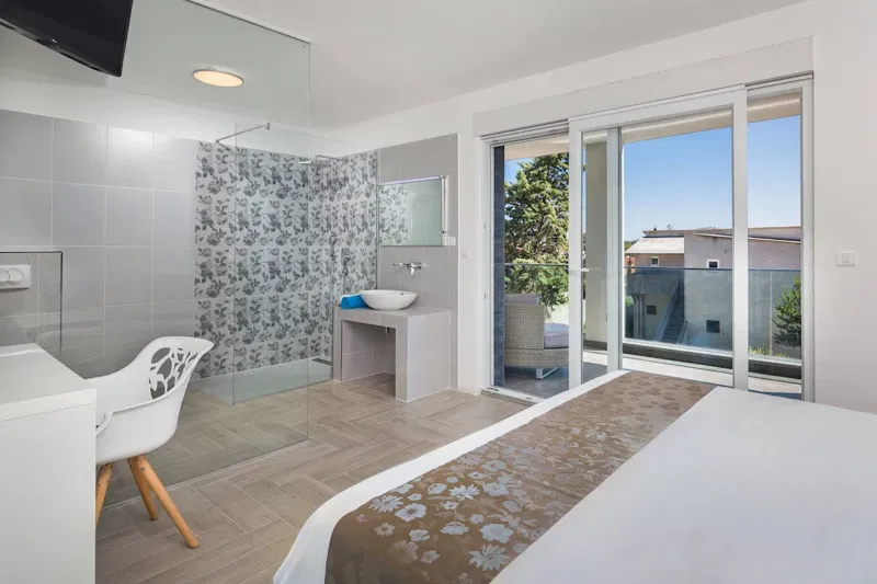 Beautiful villa with pool on the top floor and sea view – 3