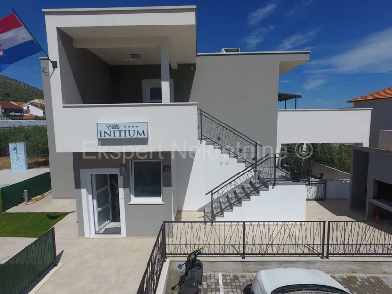 Traù, Lux. villa di 340 mq, con piscina e ampio giardino paesaggistico – 2