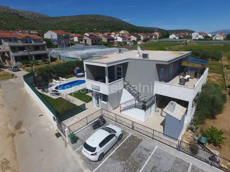 Traù, Lux. villa di 340 mq, con piscina e ampio giardino paesaggistico – 3
