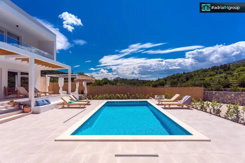 MODERN VILLA WITH POOL / 8km from Omis / read description – 2