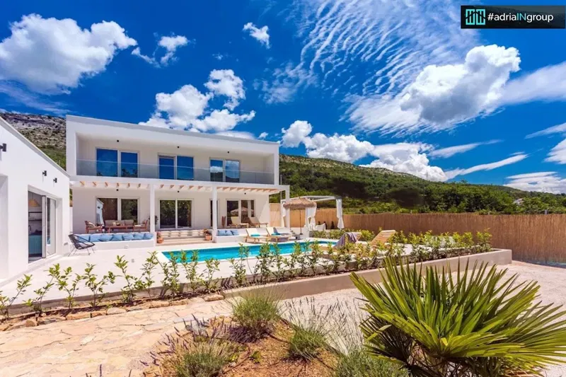 MODERN VILLA WITH POOL / 8km from Omis / read description – 3