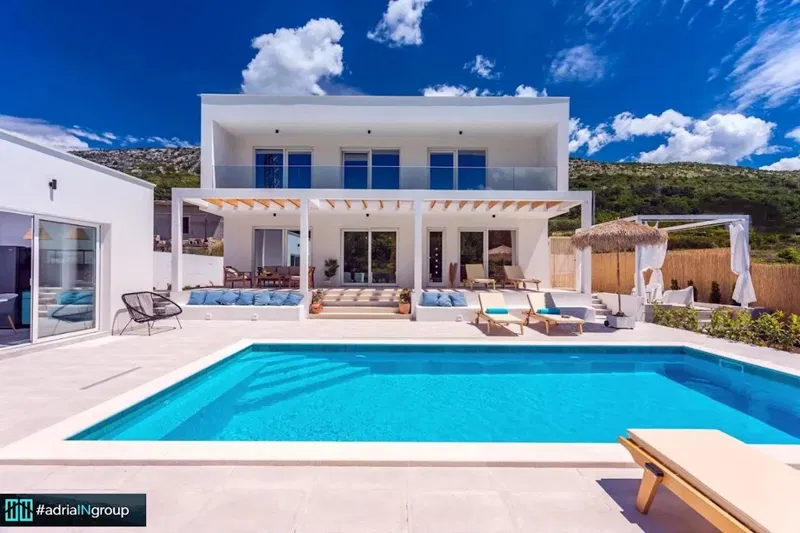 MODERN VILLA WITH POOL / 8km from Omis / read description – 2
