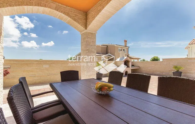 Istria, Pola, dintorni casa recentemente decorata 327m2 con piscina 30m2, NUOVO! – 2