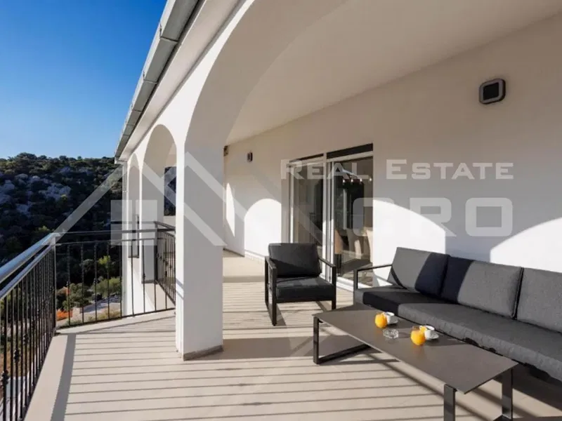 Ingatlanok Rogoznicán – Pazar villa nagy kerttel egy csendes öbölben, Rogoznica környékén, eladó – 2