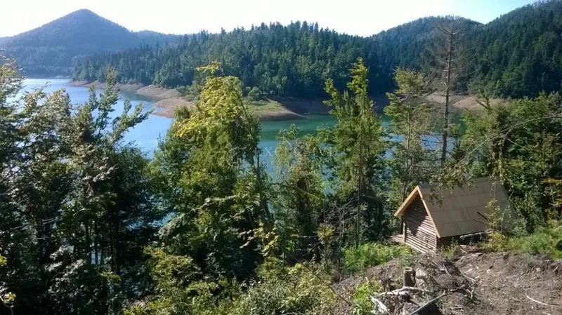 GORSKI KOTAR - BRVNARA NA JEZERU SA 3629m2 TERENA I IZVOROM VODE