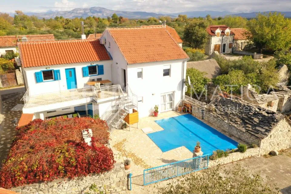 Kuća s bazenom u Dubravicama – 4 spavaće sobe, vrt 280 m²