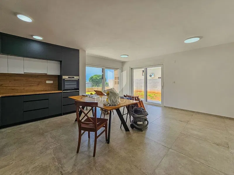 Umago, dintorni! Moderno appartamento con giardino a 200 m dal mare! – 3