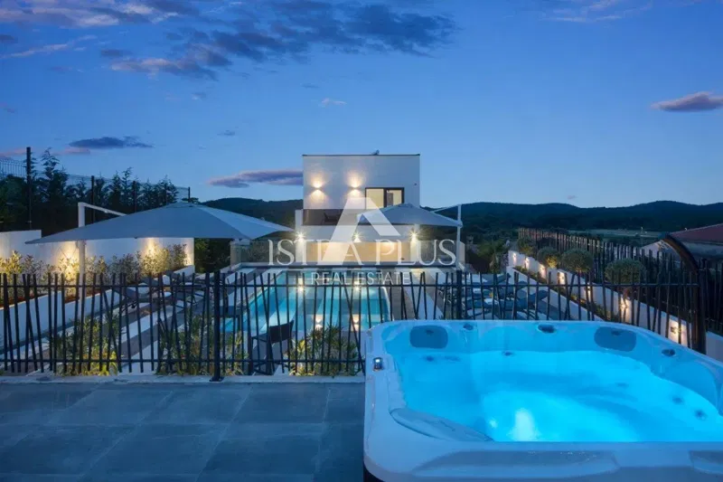 Esclusiva villa di lusso con campo da tennis e vista mare! – 2