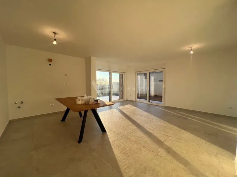 Ampio appartamento al piano terra in una posizione privilegiata, Zambratija, Umago – 2