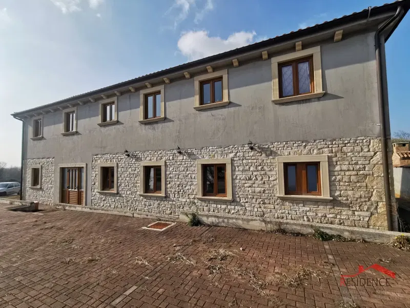 Dintorni di Juršići, edificio residenziale e commerciale. – 2