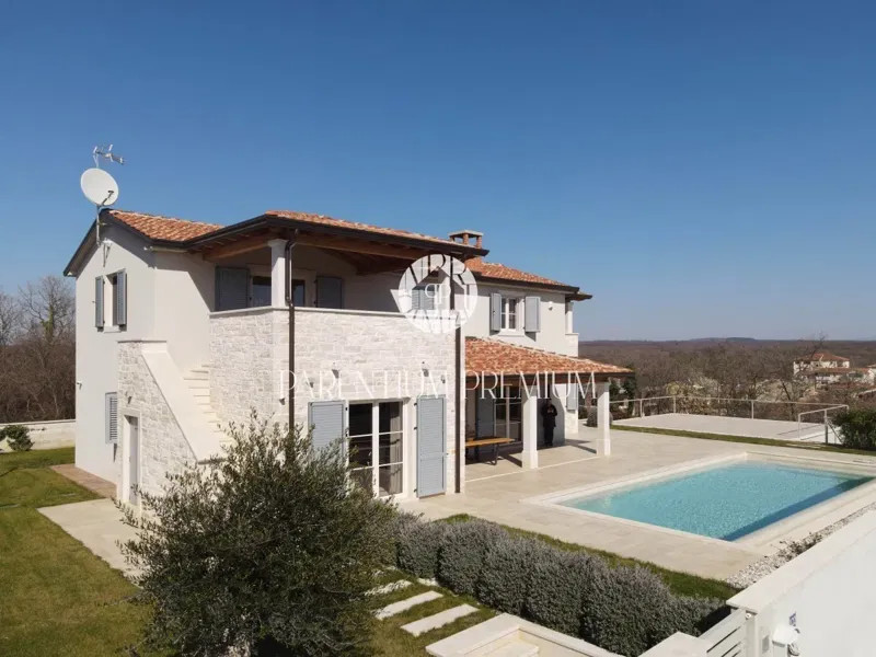 Spacious villa with pool near the city center – 2