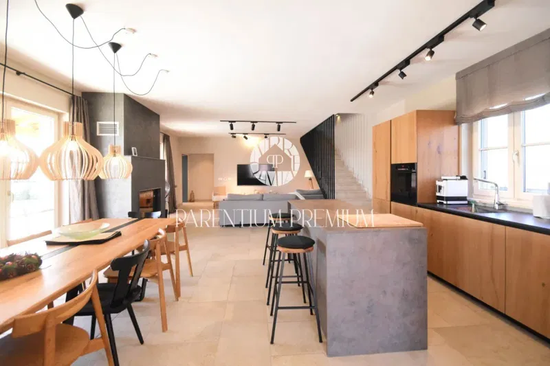 Spacious villa with pool near the city center – 3