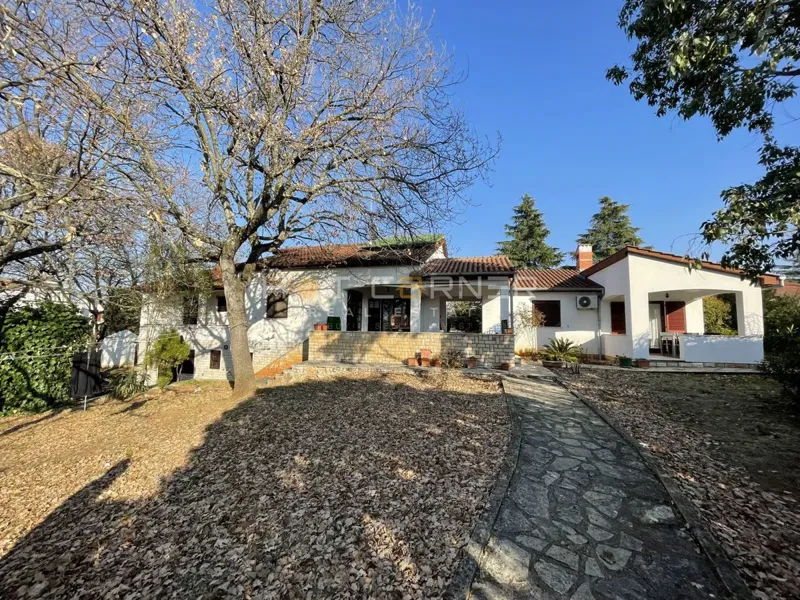 Poreč, 3500 m2 building plot+2 apartments and a house – 3