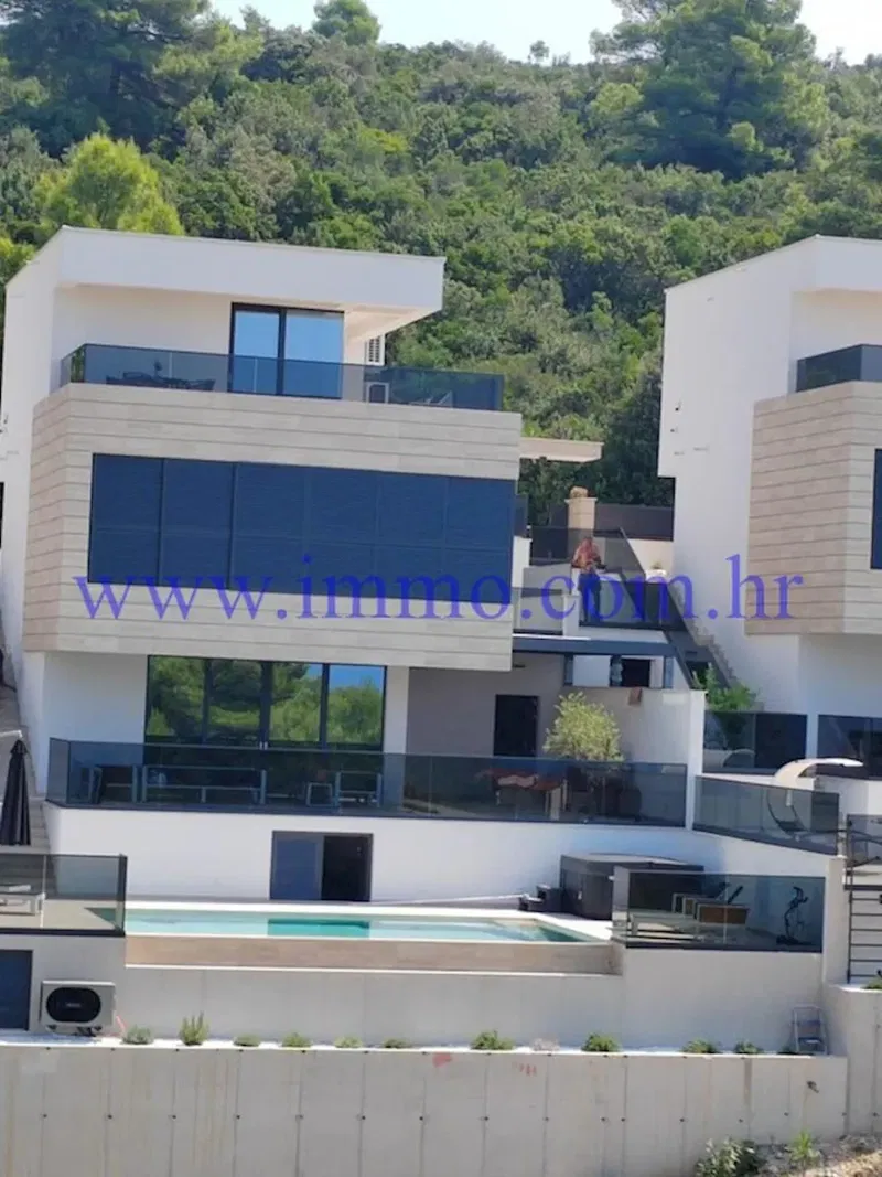 VILLA WITH POOL AND SEA VIEW – 3