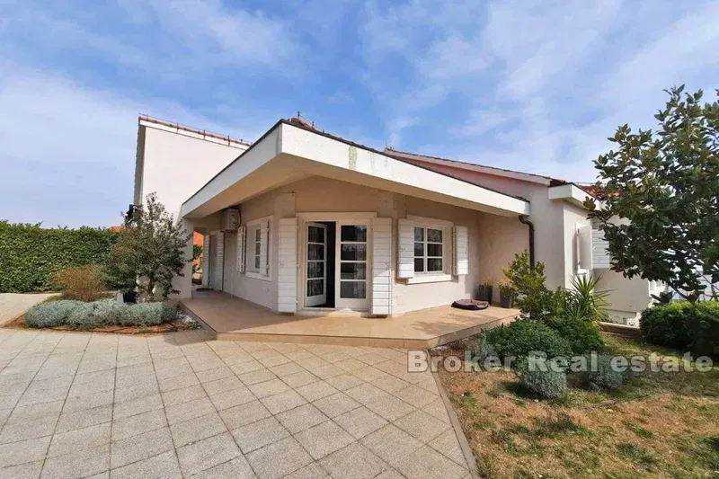 Villa mediterranea con piscina e vista mare – 3
