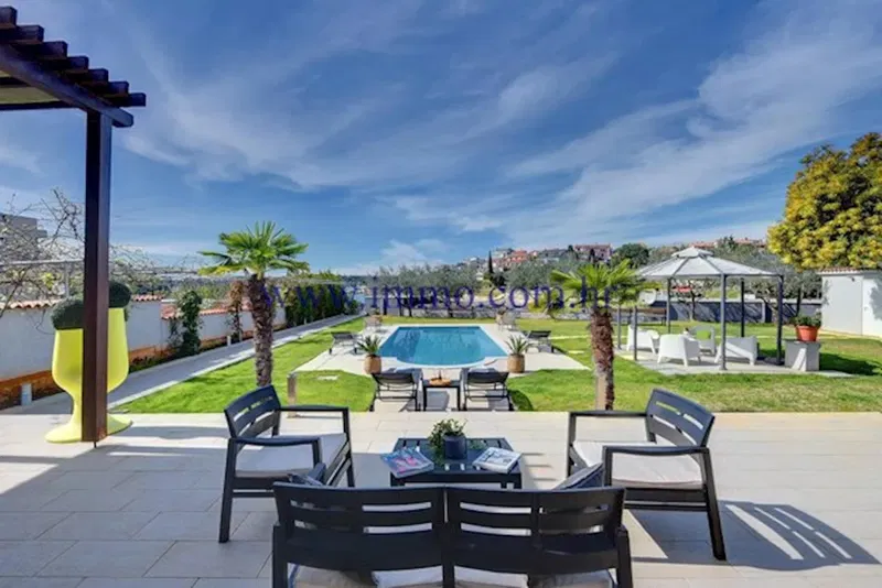 ISTRIA, VILLA WITH POOL IN THE FIRST ROW TO THE SEA – 2