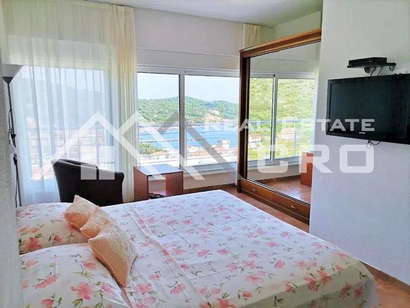 Immobili Vis - Villa spaziosa con piscina e garage, in una posizione tranquilla con una splendida vista sul mare, in vendita – 2