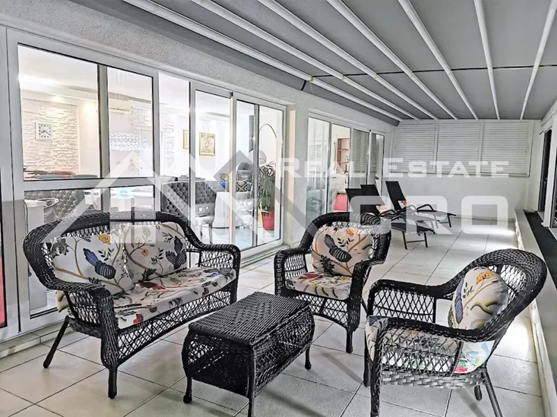 Immobili Vis - Villa spaziosa con piscina e garage, in una posizione tranquilla con una splendida vista sul mare, in vendita – 3