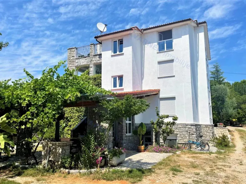 A Property ideal for investment! Detached house with 6 residential units – 2