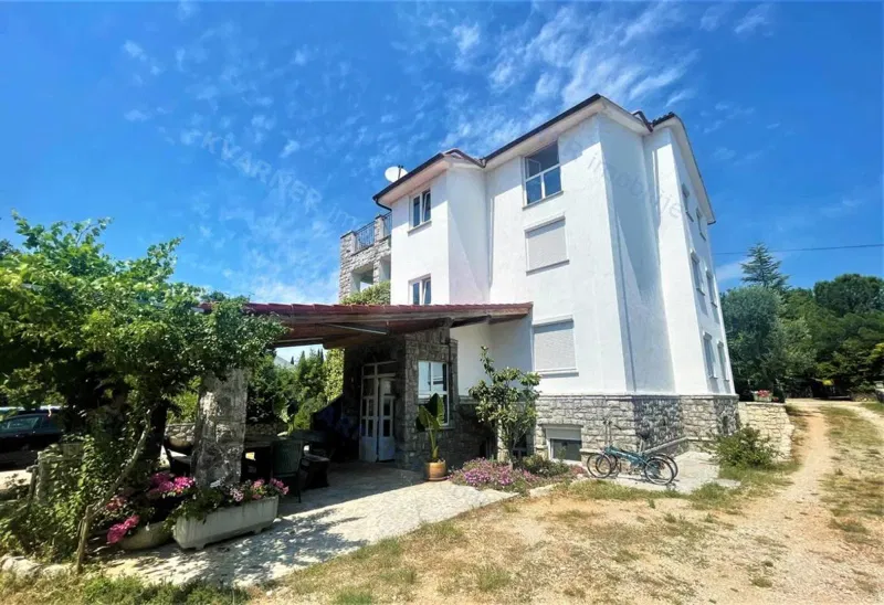 A Property ideal for investment! Detached house with 6 residential units – 3
