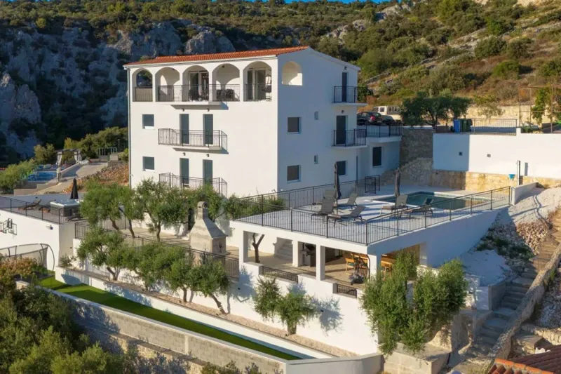 Villa in the third row to the sea – 3
