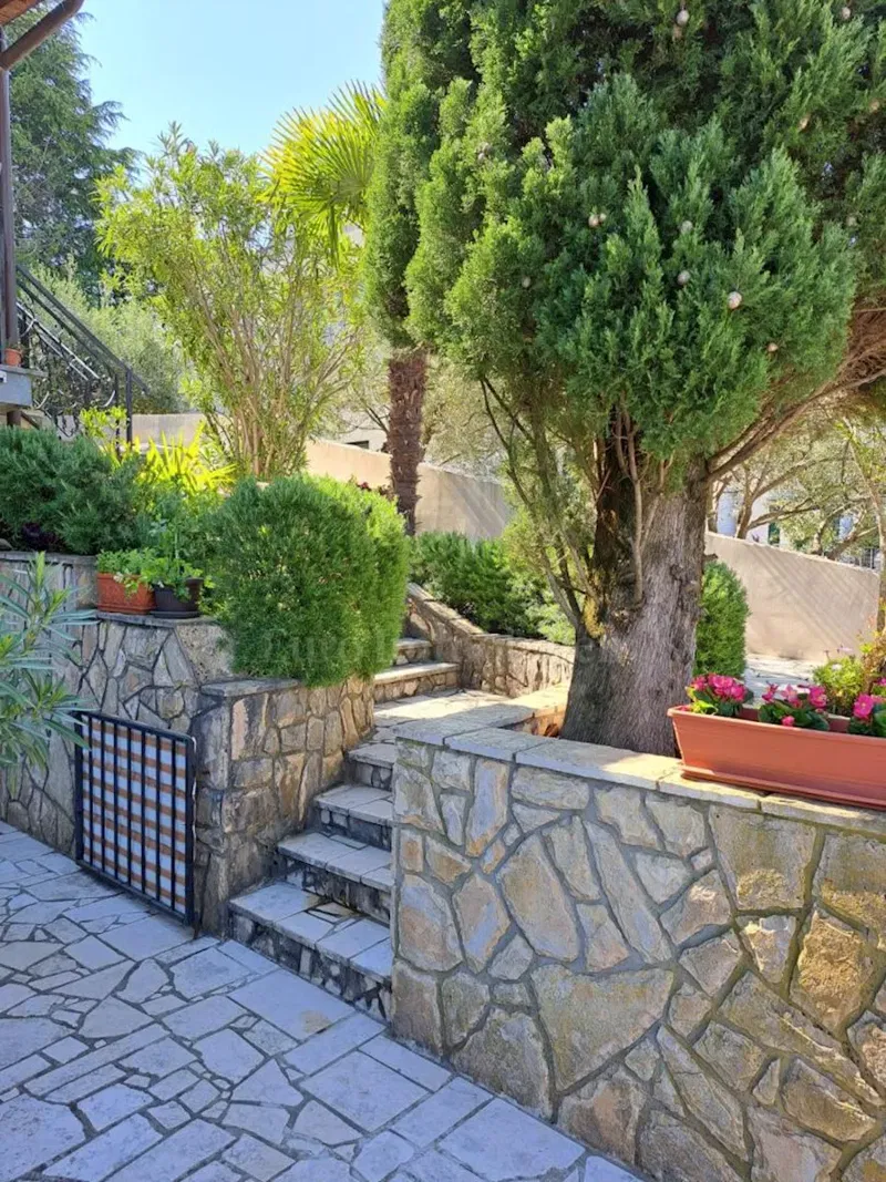 Beautiful house with several residential units and sea view, island of Krk – 3