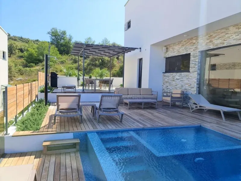 Luxuriously furnished villa with beautiful sea views – 3