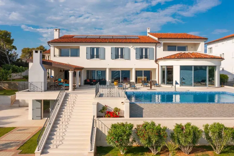 Spectacular villa near Sibenik only 50m from the sea! – 2