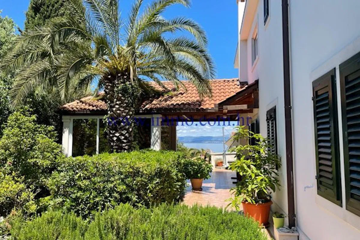 PREKRASNA VILLA BLIZU MORA NA OTOKU BRAČU