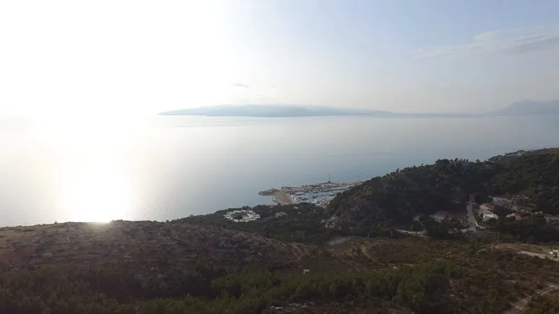 ***Top lokacija - Makarska, 4370 m2 građevinsko zemljište***
