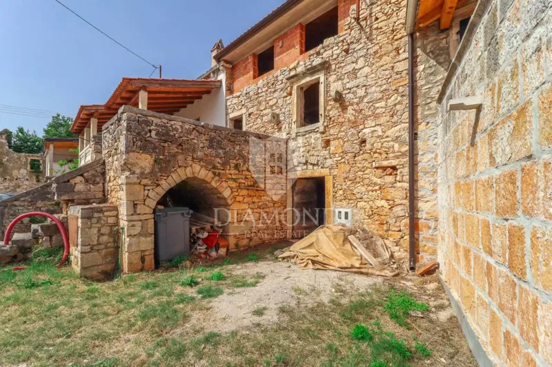 Parenzo, dintorni, casa a schiera da ristrutturare in ottima posizione – 2