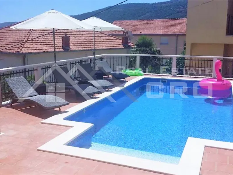 Trogir properties - Large apartment villa with a swimming pool, in the immediate vicinity of the sea and a beach, Trogir area, for sale – 3
