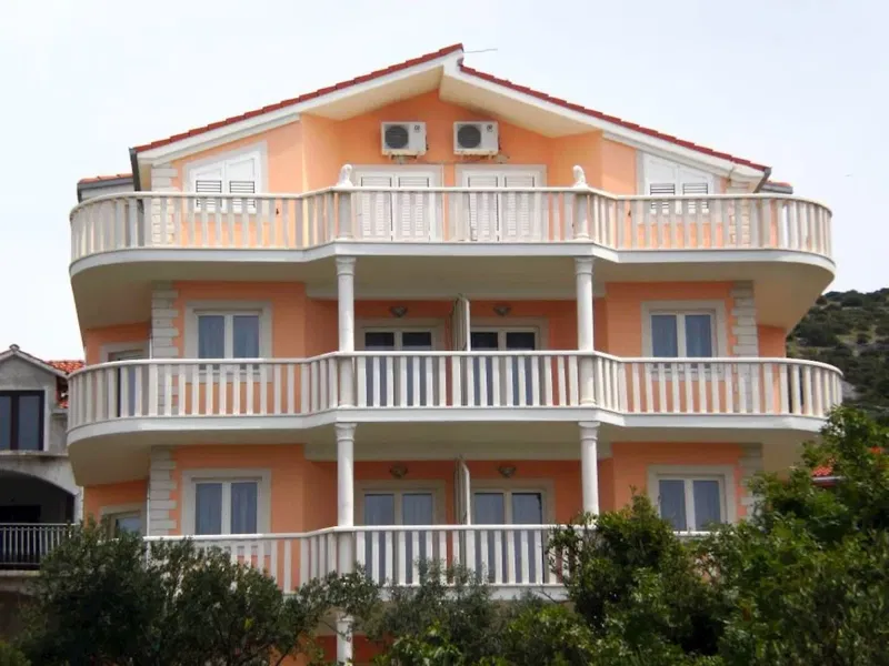 *** House with 6 apartments, 40m from the beach*** – 2