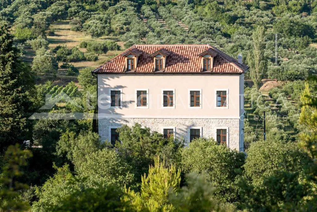 Vila u Skradinu s bazenom i saunom