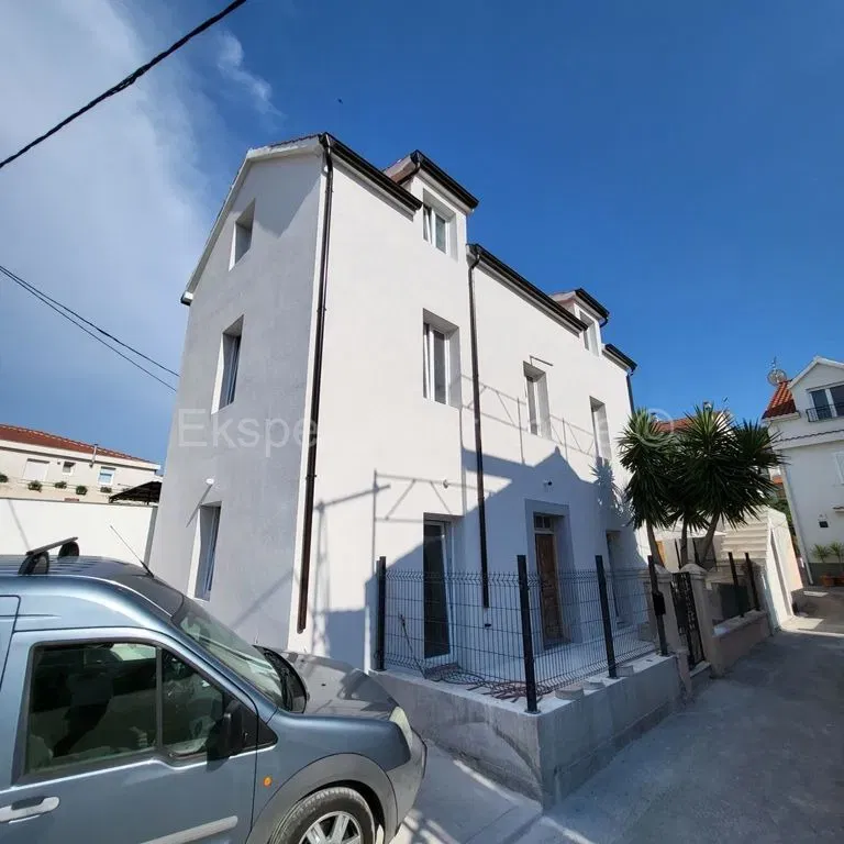 Trogir, Čiovo, detached house 200 m2, completely renovated, 6 studio apartments. – 2